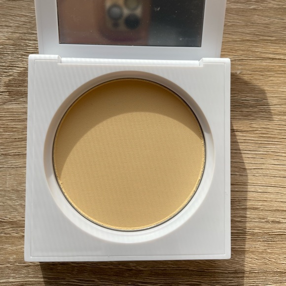 ****SOLD**** Ofra Cosmetics: Pressed Banana Powder - Picture 2 of 2